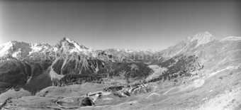 Blick von Minschuns auf Alp da Munt, Tal und Berglandschaft