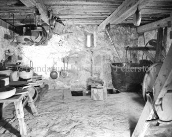 Museum «Chasa Jaura» in Valchava, innen, Chadafö (Küche) mit grossem Kessel, Pfannen und Töpfen und Küchengeschirr