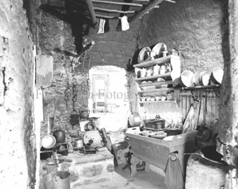 Museum «Chasa Jaura» in Valchava, innen, Chaminada (Vorratskammer) mit Trog, Geschirr und Töpfen