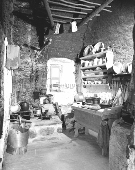 Museum «Chasa Jaura» in Valchava, innen, Chaminada (Vorratskammer) mit Trog, Geschirr und Töpfen
