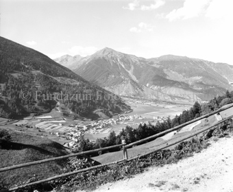 Blick aufs Dorf Müstair mit Berglandschaft