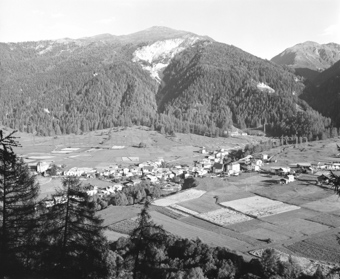 Blick aufs Dorf Santa Maria mit Berglandschaft