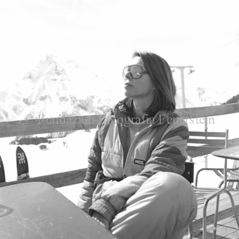 Frau mit Sonnenbrille auf Restaurantterrasse