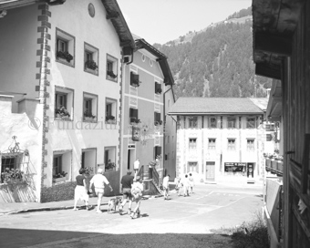 Strasse in Santa Maria, Hotel «Alpina», Personen auf der Strasse