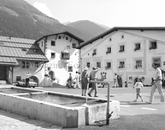 Brunnen auf Platz, vor Hotel «Tschierv - Hirschen»