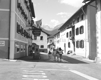 Brunnen neben Hotel «Alpina», Personen auf der Strasse