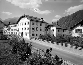 Strasse und Gärten im Dorf, Hotel «Chasa (de) Capol»