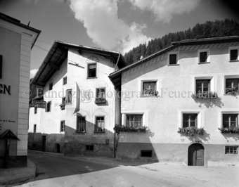 Fassaden mit Sgraffito neben Hotel «Tschierv - Hirschen»