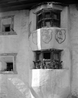 Fassade mit Sgraffito, Erker mit Fresko, Kreuz, Steinbock, Wilder Mann