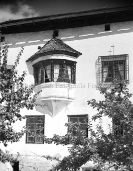 Erker mit Fenstern ohne Fluchten, eines vergittert, keine Sgraffito, Holzverzierungen, vermutlich Kloster Müstair