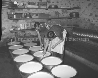 Käseherstellung, Käse in Formen, zwei Käser