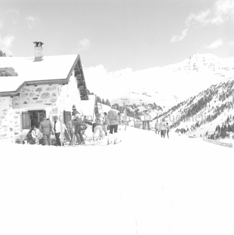 Schneelandschaft, Skitourengänger bei Berghütte