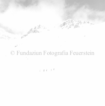 Skitourengänger im Schnee, Berglandschaft