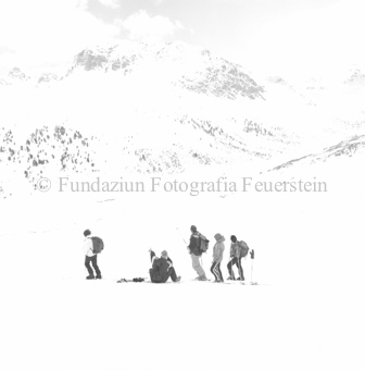 Skitourengänger im Schnee, Berglandschaft