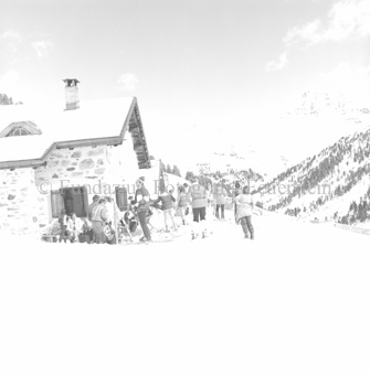 Skitourengänger bei Berghütte, Schneelandschaft