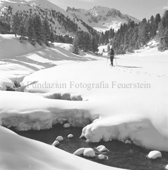 Skitourengänger im Schnee, Berglandschaft mit Bach
