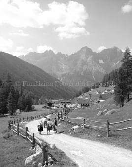 Blick auf Dorf S-charl, Wanderer auf dem Weg