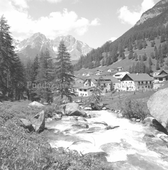 Blick auf Dorf S-charl, über Bach