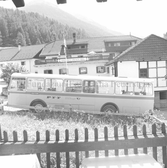Postauto der PTT «Scuol - S-charl», im Hintergrund Gasthaus «Crusch Alba»