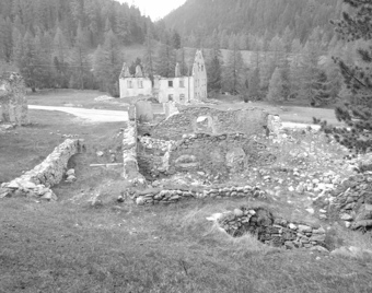 Schmelzra Ruinen bei S-charl, Grundmauern überwachsen