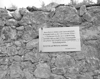 Schmelzra Ruinen, Betrittsverbotstafel vom Denkmalschutz