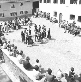 Dorfplatz S-charl, Tanz in Trachten mit Musik und vielen Zuschauern