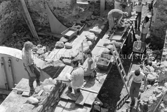 Restauration der Schmelzra, Arbeiter mit Mörtel und Steinen auf Holzgerüst