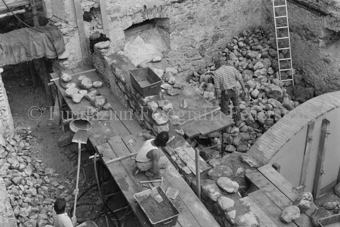 Restauration der Schmelzra, Arbeiter mit Mörtel und Steinen auf Holzgerüst