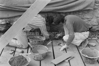 Restauration der Schmelzra, zwei Arbeiter beim Mauerbau
