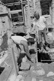 Restauration der Schmelzra, zwei Arbeiter beim Mauerbau