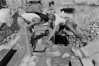 Restauration der Schmelzra, zwei Arbeiter beim Mauerbau