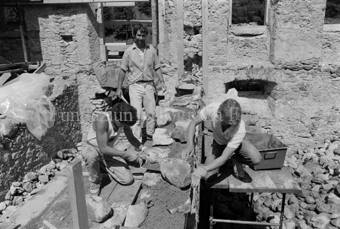 Restauration der Schmelzra, drei Arbeiter beim Mauerbau