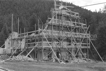 Restauration der Schmelzra, Ruine mit Holzgerüst aussen