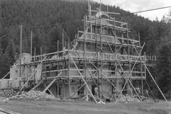 Restauration der Schmelzra, Ruine mit Holzgerüst aussen