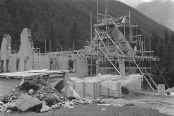 Restauration der Schmelzra, Ruine mit Holzgerüst, geschützte Materiallager