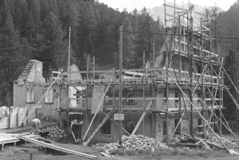 Restauration der Schmelzra, Ruine mit Holzgerüst aussen