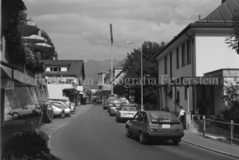 Strasse mit Häusern und vielen Autos