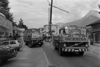 Strassenarbeiten mit Kran, Lastwagen auf der Strasse