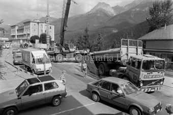 Strassenarbeiten mit Kran, Autos, Fussgänger, Lastwagen auf der Strasse