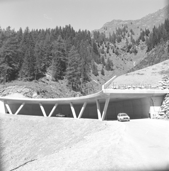 Strasse zwischen Nauders und Spissermühle, zwei Autos in der Schutzgallerie