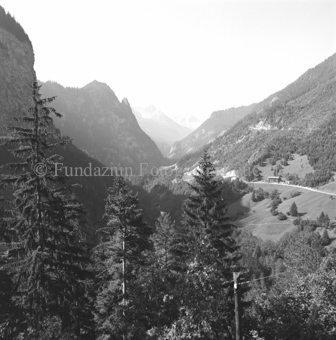 Blick auf Strasse zwischen Nauders und Spissermühle im Winter