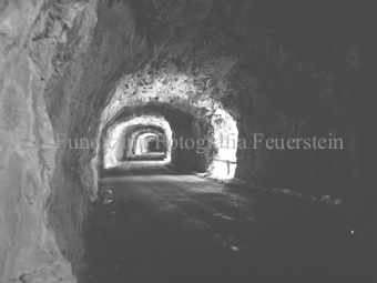 Strasse zwischen Nauders und Spissermühle, Blick durch Tunnel