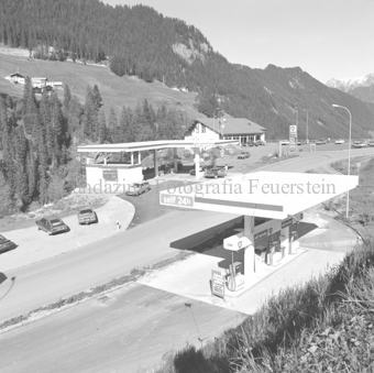 Tankstelle bei Spiss, Autos auf Parkplätzen