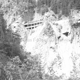 Lawinengalerie und Tunnel am Berghang