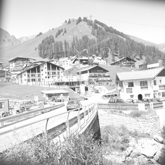 Blick auf Ravaisch über Brücke, Baustelle mit Kran