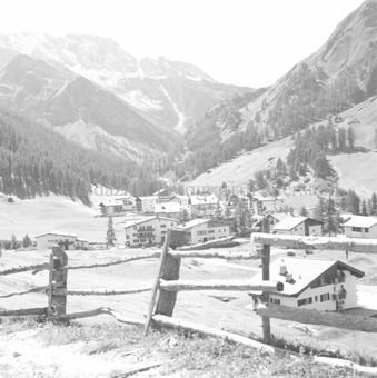 Blick auf Ravaisch, Berglandschaft im Hintergrund