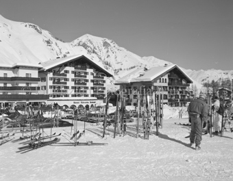 Ski im Schnee beim Parkplatz des Hotels «Silvretta», rechts Personen