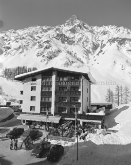 Personen auf Parkplatz und Terrasse des Hotels «Montana»