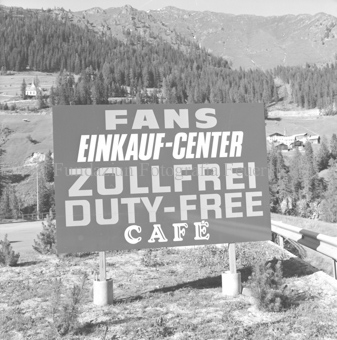 Werbetafel mir Aufschrift «Fans, Einkauf-Center, Zollfrei, Duty-free, Café»