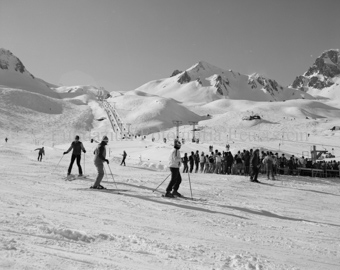 Schlepplift bei Alp Trida, Talstation mit Skifahrern